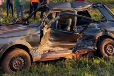 foto de Jovem morre após batida entre carro e caminhão no Paraná 