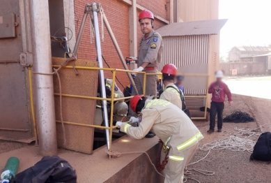 foto de Trabalhador sofre queda de aproximadamente 8 metros de altura e é socorrido pelos bombeiros e Samu em Maringá