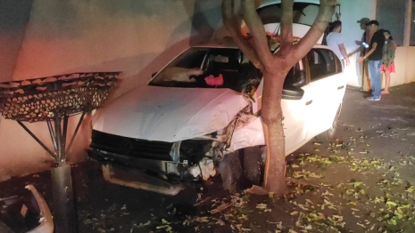 foto de Pessoa fica ferida em acidente envolvendo dois carros em Maringá