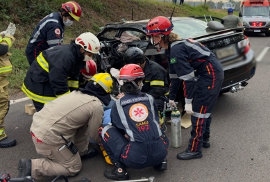 foto de Médico fica em estado grave ao sofrer acidente com carro na PR-323