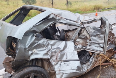 foto de Trágico: colisão entre carro e carreta termina em morte na BR-376