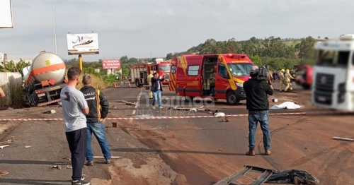 Acidente entre caminhão e carreta mata uma pessoa na PR-317