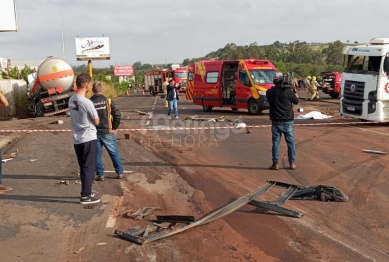 foto de Acidente entre caminhão e carreta mata uma pessoa na PR-317