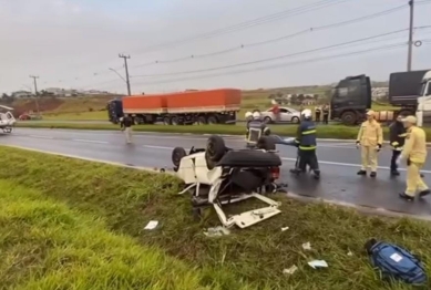 foto de Duas pessoas ficam feridas após carro capotar na BR-376 em Mandaguaçu