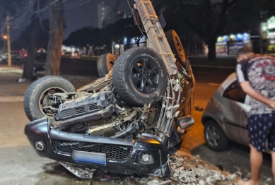 foto de Veículo capota, derruba poste e fica totalmente destruído em Maringá