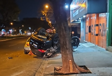 foto de Veículo capota, derruba poste e fica totalmente destruído em Maringá