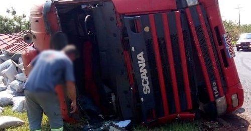 Carreta fica destruída após tombar na PR-317