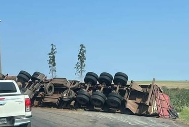 foto de Carreta fica destruída após tombar na PR-317