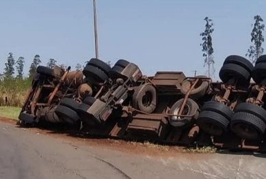 foto de Carreta fica destruída após tombar na PR-317