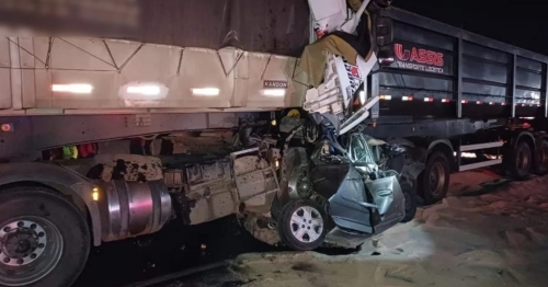 Seis pessoas morrem após carro ser esmagado entre duas carretas no Paraná