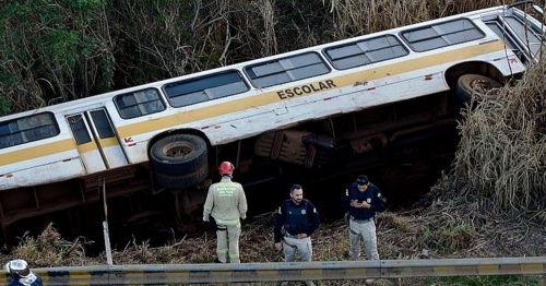 Ônibus escolar com 25 crianças tomba no Paraná