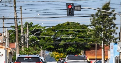 Furar o sinal vermelho para dar passagem a ambulância gera multa?