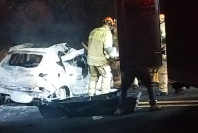 foto de Casal morre carbonizado em acidente envolvendo dois carros e ônibus na região