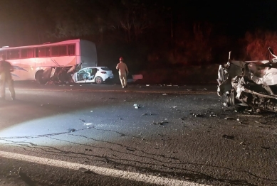 foto de Casal morre carbonizado em acidente envolvendo dois carros e ônibus na região