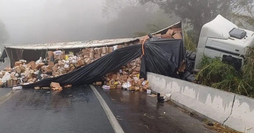 População saqueia carga em acidente com mortes na BR-376