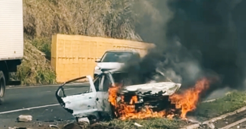 Bebê fica ferido em colisão entre 4 veículos seguida de incêndio, no Contorno Sul de Rolândia