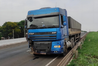 foto de Veículo capota durante engavetamento no Contorno Norte de Maringá