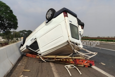 foto de Veículo capota durante engavetamento no Contorno Norte de Maringá