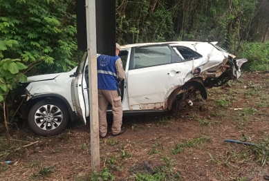 foto de Mulher morre em batida frontal entre carro e carreta no PR