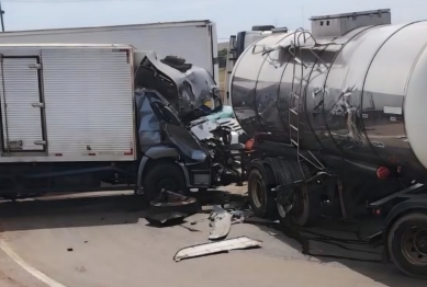 foto de Acidente envolvendo carreta e caminhão deixa uma pessoa ferida na BR-376