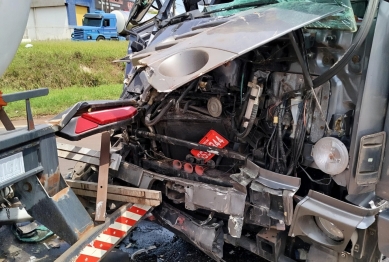 foto de Acidente envolvendo carreta e caminhão deixa uma pessoa ferida na BR-376