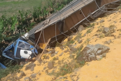 foto de Caminhoneiro morre em grave acidente no Paraná 