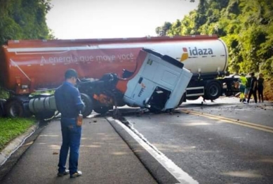 foto de Policial militar morre em acidente entre dois carros e caminhão no Paraná 