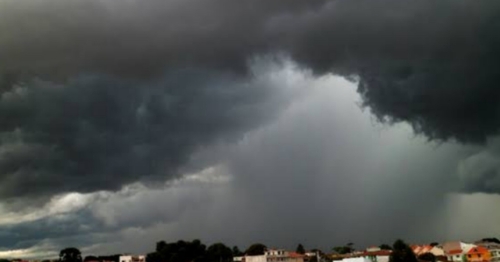 Inmet emite alerta de risco de tempestade para 296 municípios do Paraná neste sábado (19); confira quais