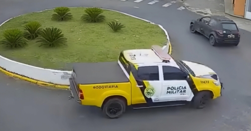 Motorista tenta fugir da polícia dando voltas em rotatória em cidade do Paraná