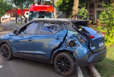 foto de Três pessoas ficam feridas após acidente envolvendo dois carros em Maringá