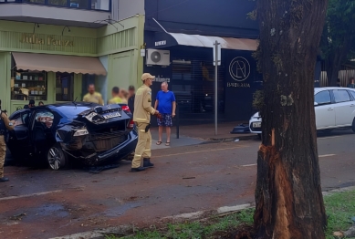 foto de Três pessoas ficam feridas após acidente envolvendo dois carros em Maringá