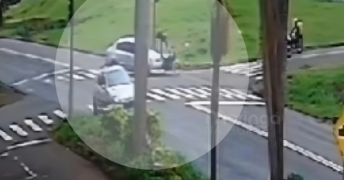 Vídeo mostra acidente entre carro e moto que deixou homem gravemente ferido no Contorno Sul de Maringá