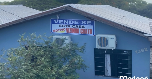 Vende-se esta casa, motivo: vizinho chato. Placa de venda com frase inusitada viraliza no Paraná