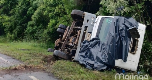 Motorista morre após caminhão tombar no Paraná