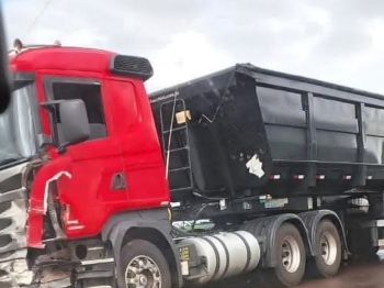 foto de Batida frontal entre carreta e carro deixa mortos e feridos 