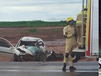 foto de Batida frontal entre carreta e carro deixa mortos e feridos 