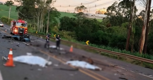 Três pessoas morrem em acidente entre caminhão e carro de passeio