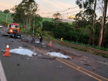 foto de Três pessoas morrem em acidente entre caminhão e carro de passeio