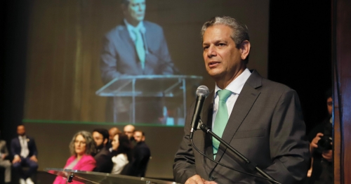 Com o Teatro Calil Haddad lotado, Silvio Barros e Sandra Jacovós tomam posse como prefeito e vice-prefeita de Maringá