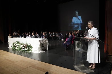 foto de Com o Teatro Calil Haddad lotado, Silvio Barros e Sandra Jacovós tomam posse como prefeito e vice-prefeita de Maringá