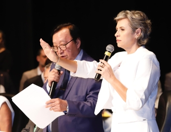 foto de Com o Teatro Calil Haddad lotado, Silvio Barros e Sandra Jacovós tomam posse como prefeito e vice-prefeita de Maringá