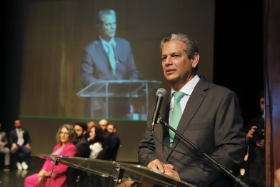 foto de Com o Teatro Calil Haddad lotado, Silvio Barros e Sandra Jacovós tomam posse como prefeito e vice-prefeita de Maringá