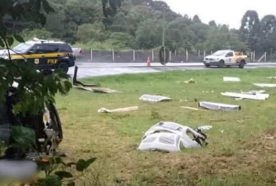 foto de Carro funerário capota e corpo de idosa é arremessado em rodovia do Paraná