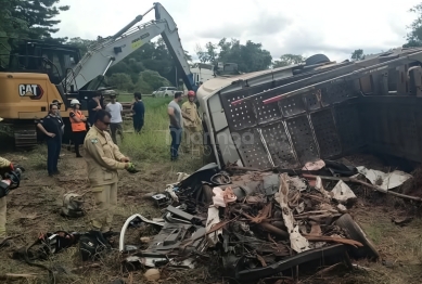 foto de Mãe, filha e genro são as vítimas esmagadas por caminhão de madeira no Paraná