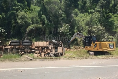 foto de Mãe, filha e genro são as vítimas esmagadas por caminhão de madeira no Paraná