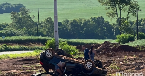 Carro com placas de Maringá capota em rodovia e pessoas ficam feridas